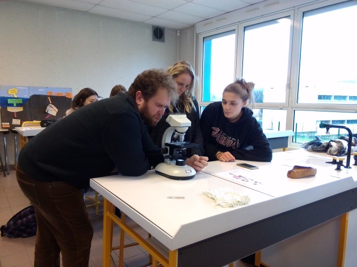 Vincent Robin encadre l'atelier sur la palynologie