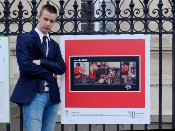 Arnaud DIEDA Seconde PRO TISEC devant les grilles du CNAM (Conservatoire National des Arts et Métiers), à PARIS, le 11 mai 2016 avant la cérémonie organisée en présence de Madame la Ministre de l’Education Nationale