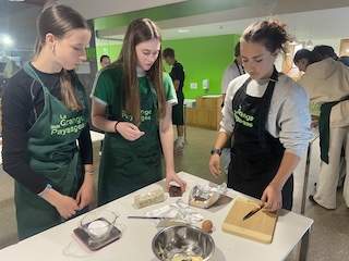On cuisine les herbes collectées avec Chloé au jardin