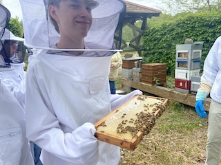 Kameron pose avec un tiroir de la ruche